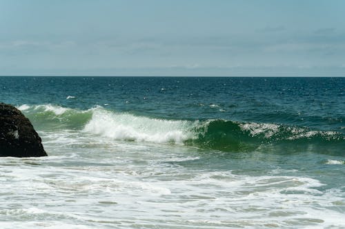 Free Ocean Waves Under Blue Sky Stock Photo