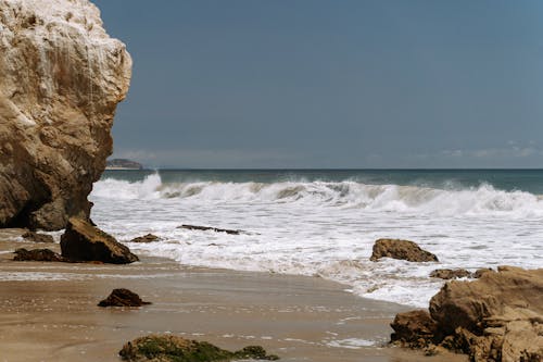 Δωρεάν στοκ φωτογραφιών με άμμος, αφρός, βραχώδες βράχο Φωτογραφία από στοκ φωτογραφιών