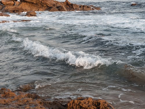 Безкоштовне стокове фото на тему «камені, махати, море»