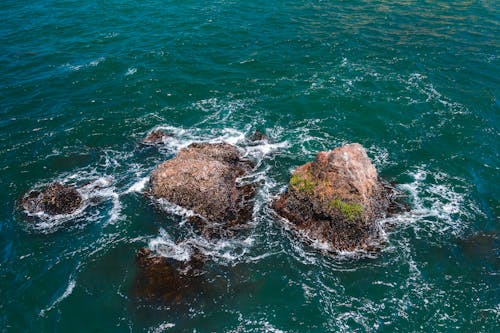 Kostnadsfri bild av hav, klippformation, krusningar på vattnet