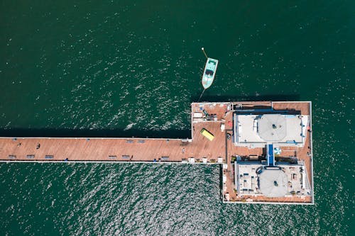 ahşap rıhtım, deniz aracı, drone çekimi içeren Ücretsiz stok fotoğraf