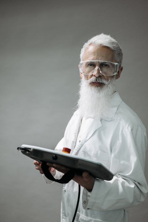 Free A Scientist Testing a Device Stock Photo