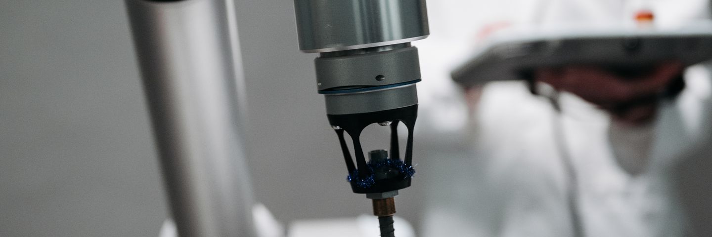工場の産業用ロボットアームのイメージ写真