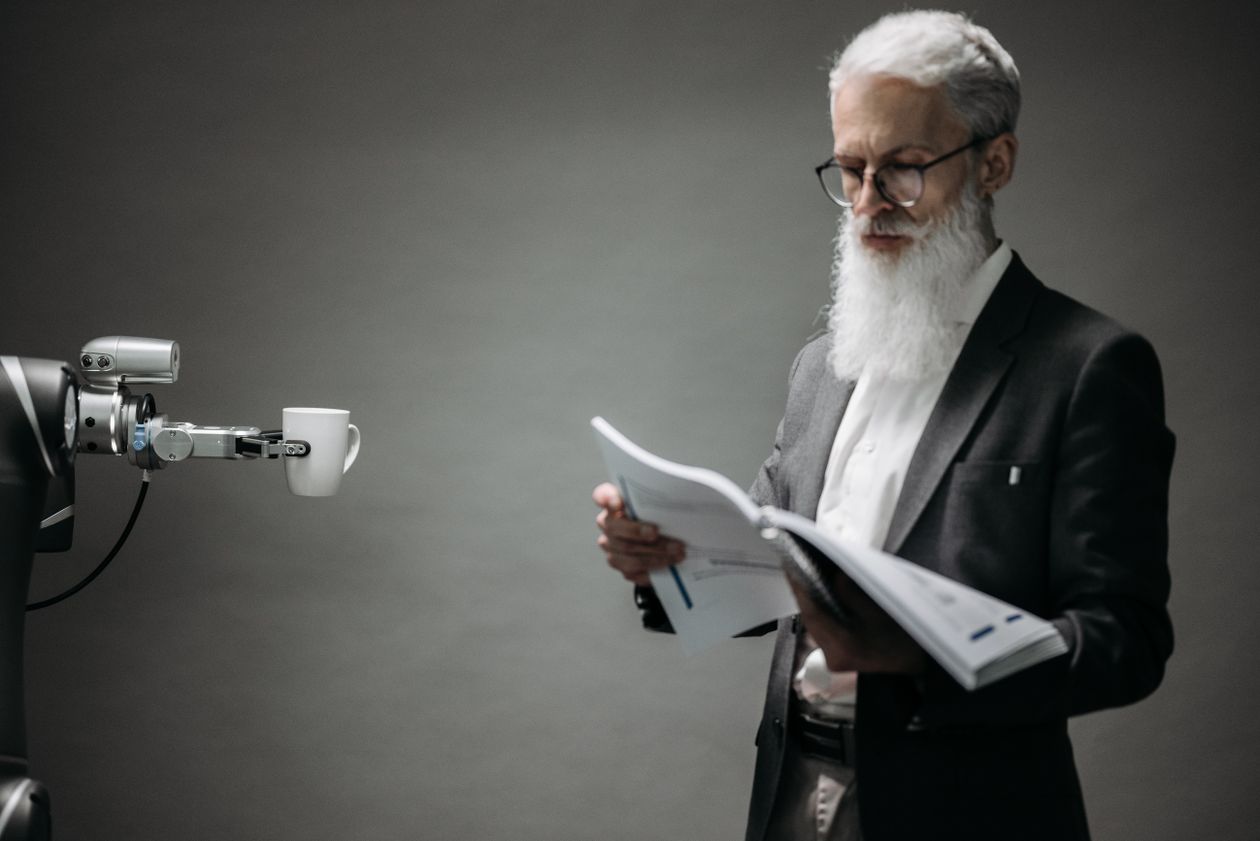 Robot arm assisting a professional