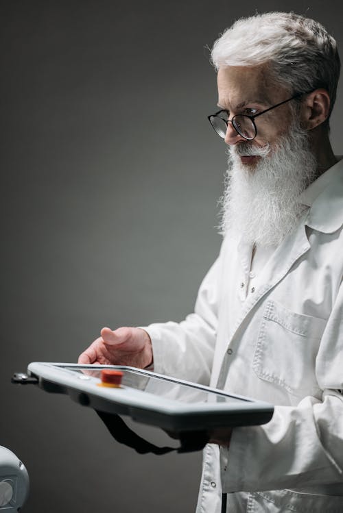 Free A Scientist Testing a Device Stock Photo
