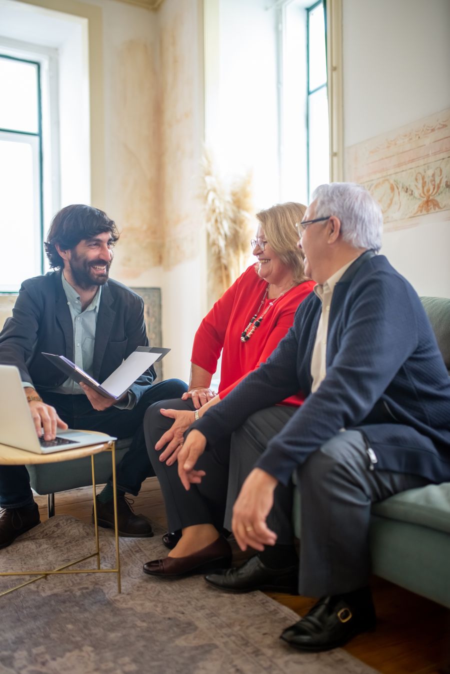 Support coordinator in conversation with a family at home