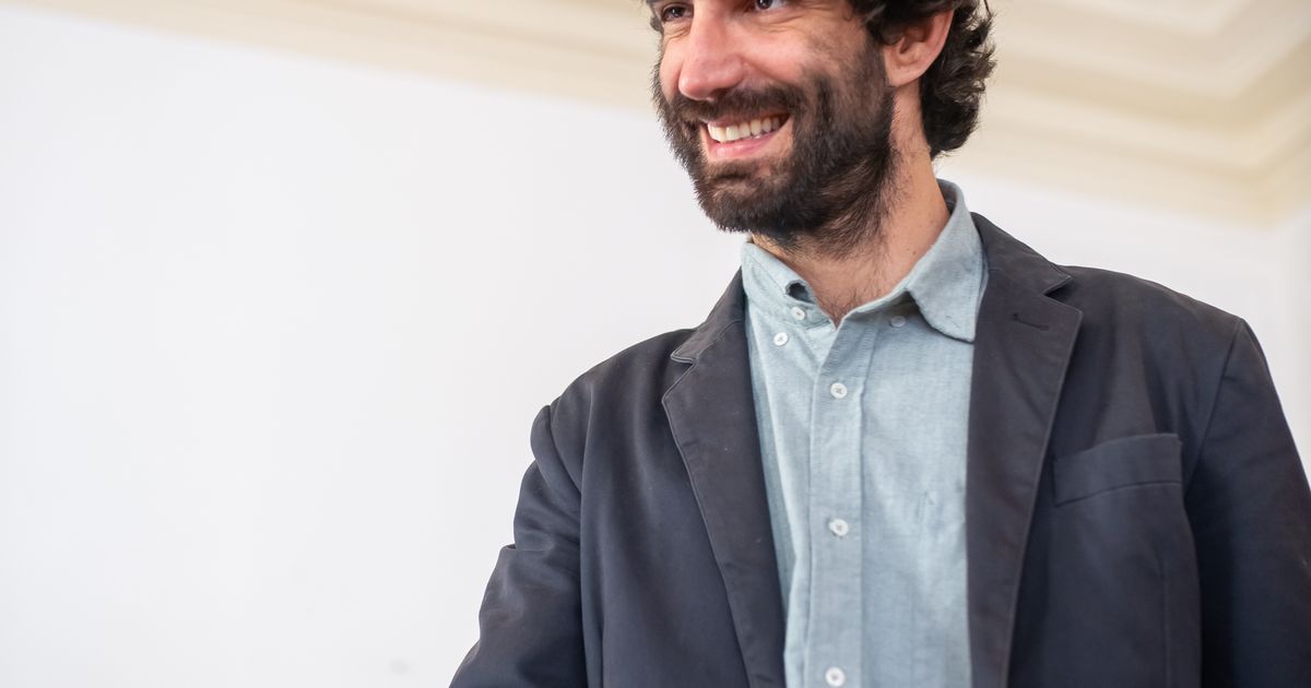 Zufriedener Kunde bedankt sich mit einem Handschlag nach der Reinigung
