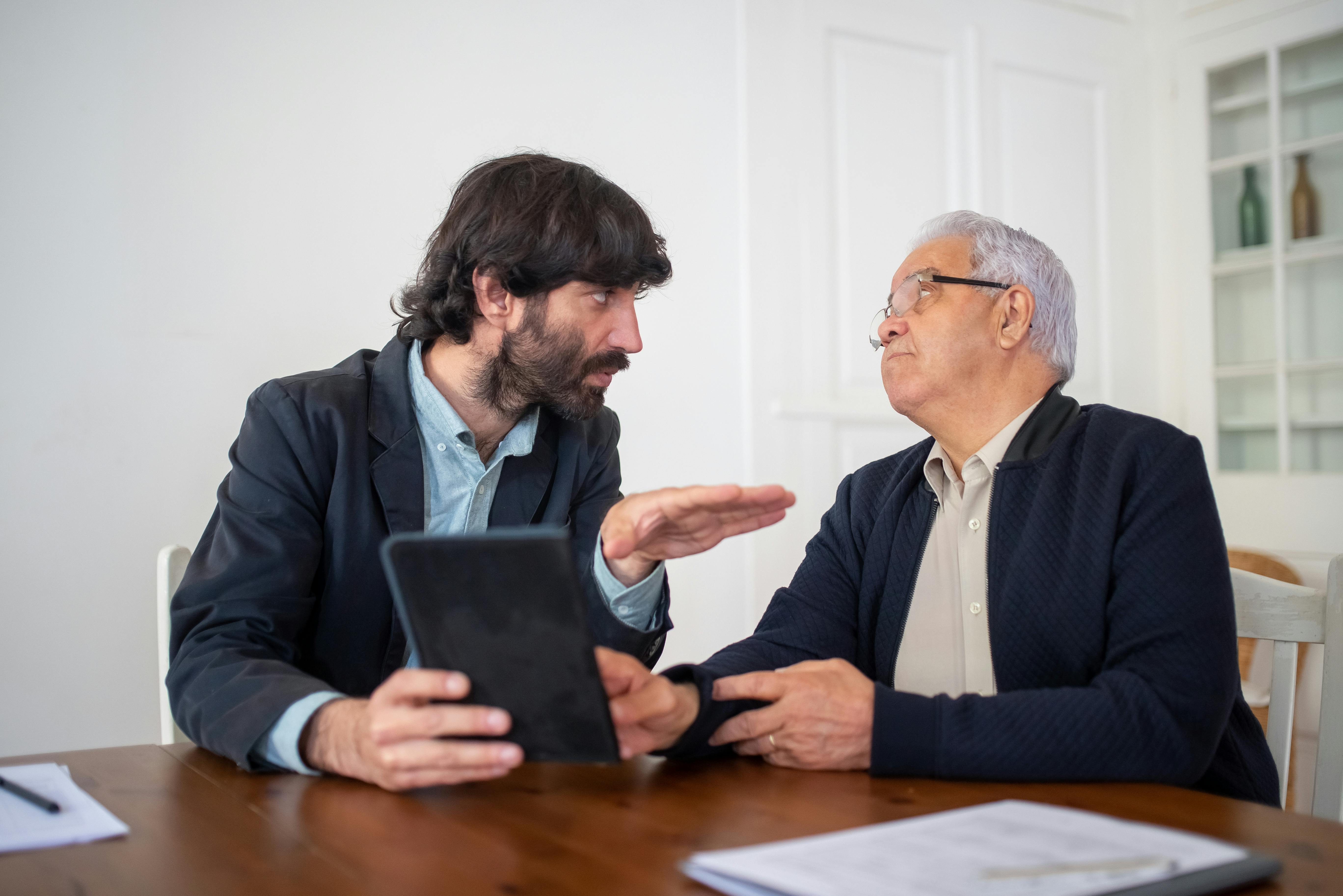 Cliente revisando la carta digital en su móvil mientras espera en barra