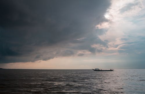 Foto d'estoc gratuïta de barca de pesca, horitzó, mar