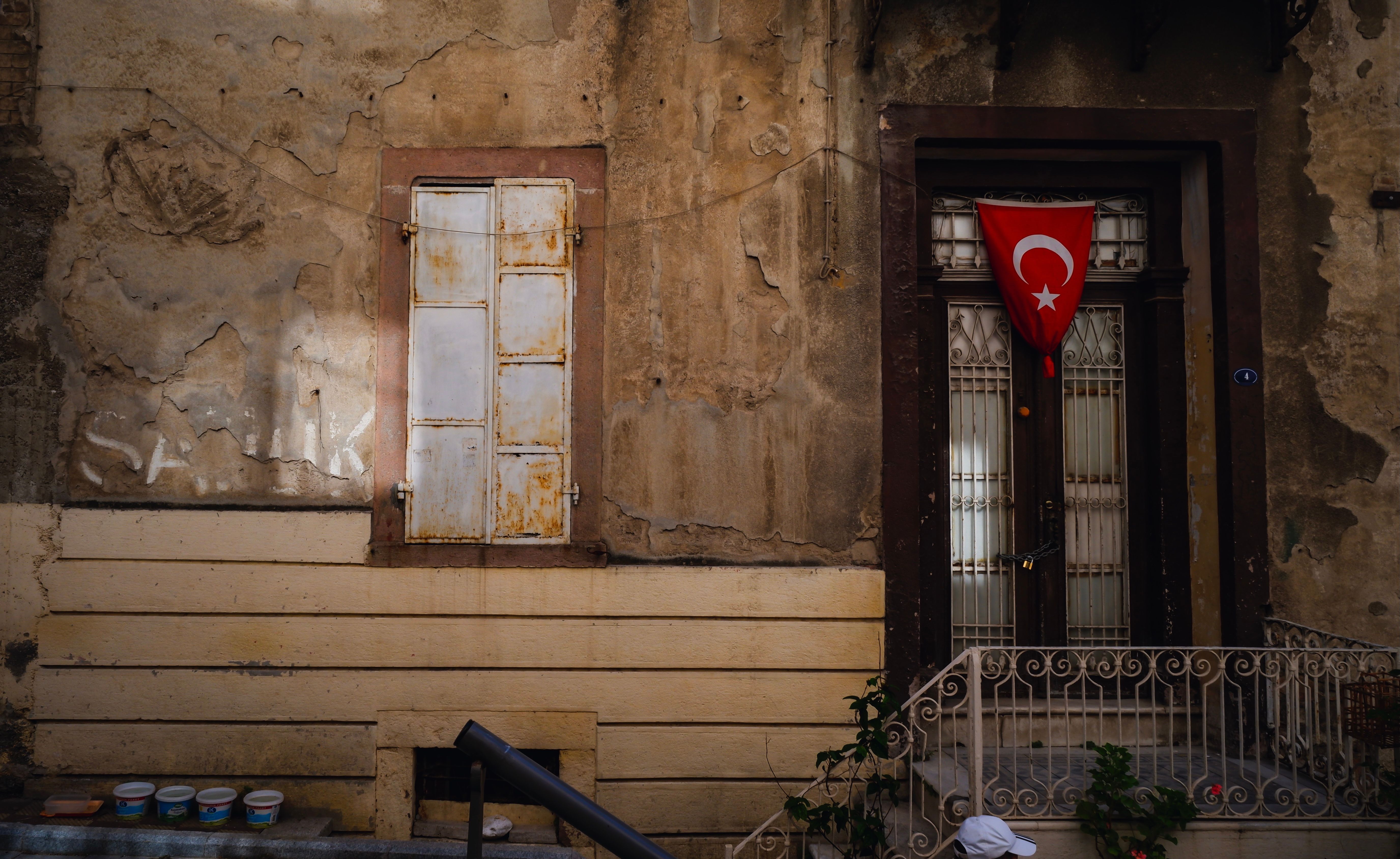 Stateless Language Agents Keep Research State Outside the Chat Window