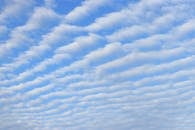 明亮的蓝天上，高积云排列出迷人的风景图案