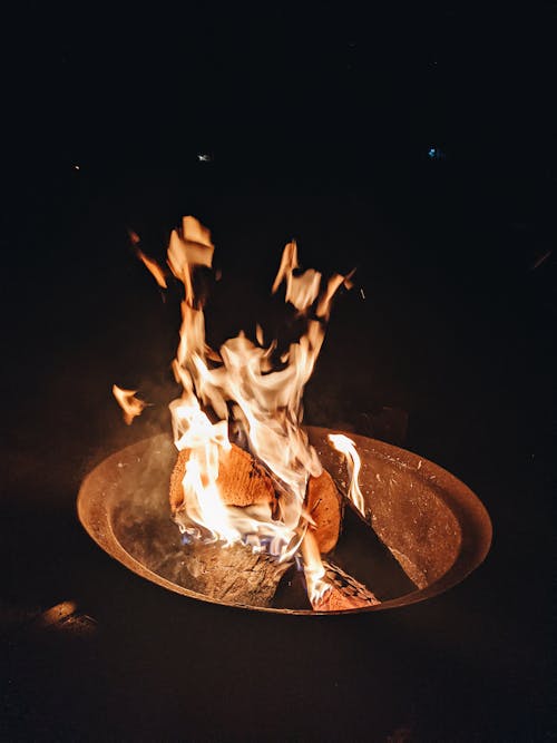 在晚上, 垂直拍攝, 柴火 的 免費圖庫相片