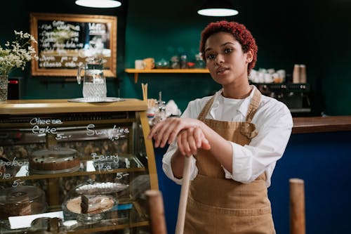 Gratis stockfoto met Afro-Amerikaanse vrouw, café, coffeeshop