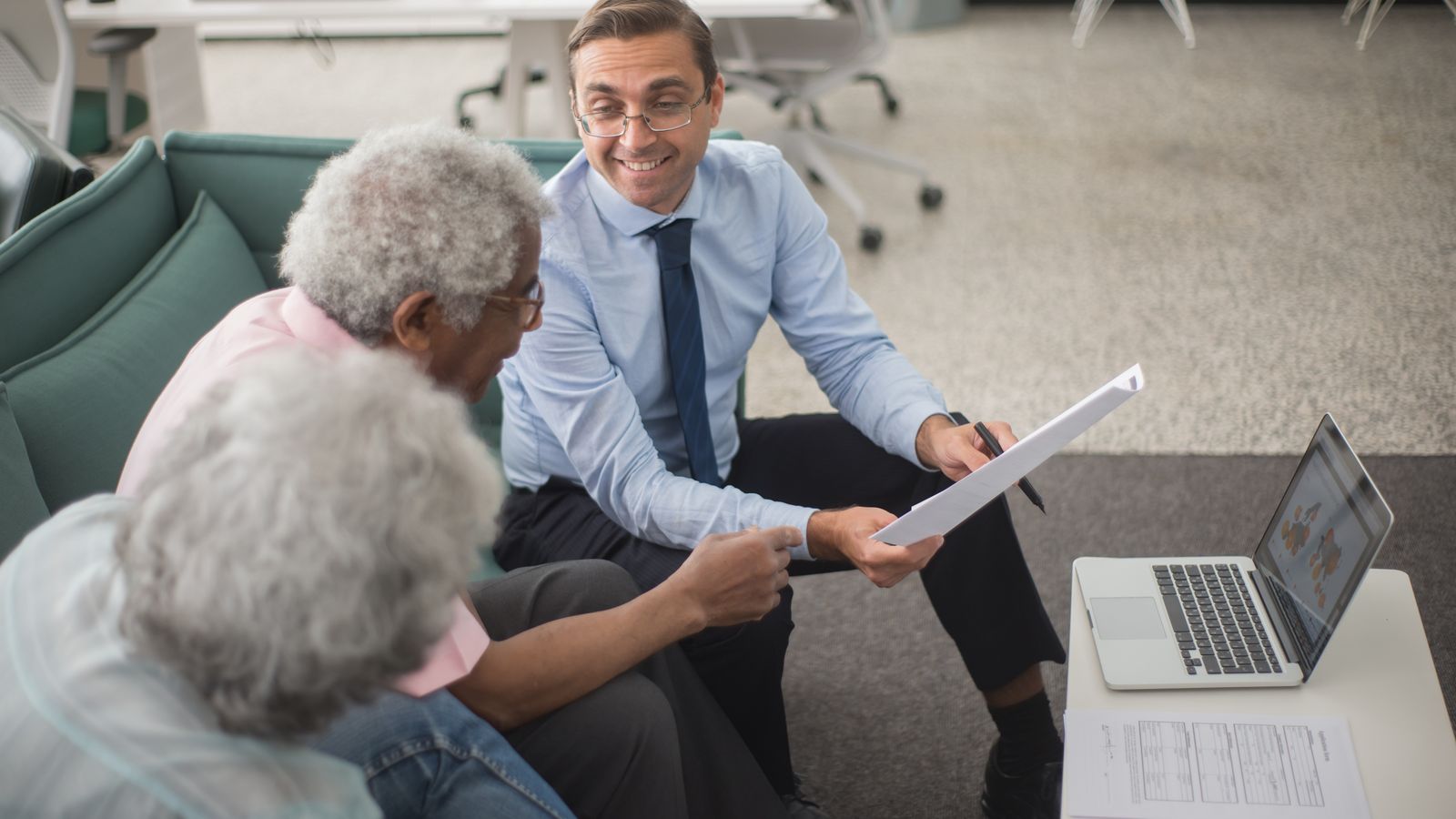 Conseiller expliquant un document à des assurés