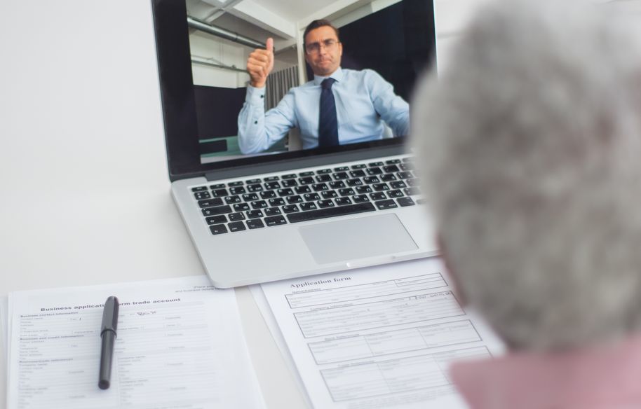 Online dating: starting a conversation on a niche platform
