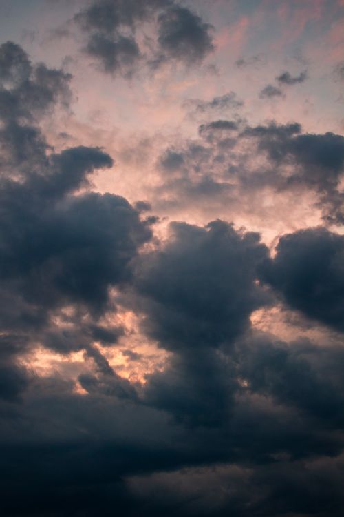 Free Captivating dramatic sunset in Bandırma, Türkiye with dark cloud formations. Stock Photo