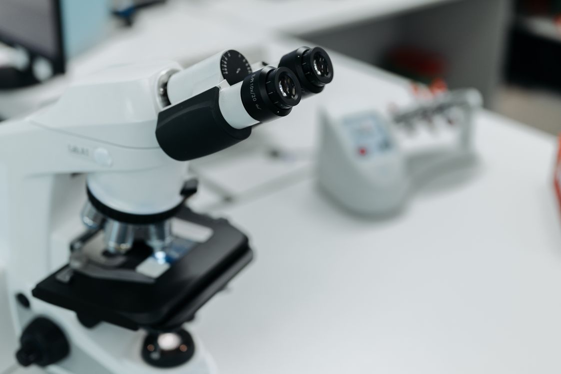 Close-Up Shot of a Microscope · Free Stock Photo