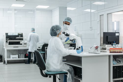 Foto d'estoc gratuïta de científic del laboratori, equip mèdic, experimentant