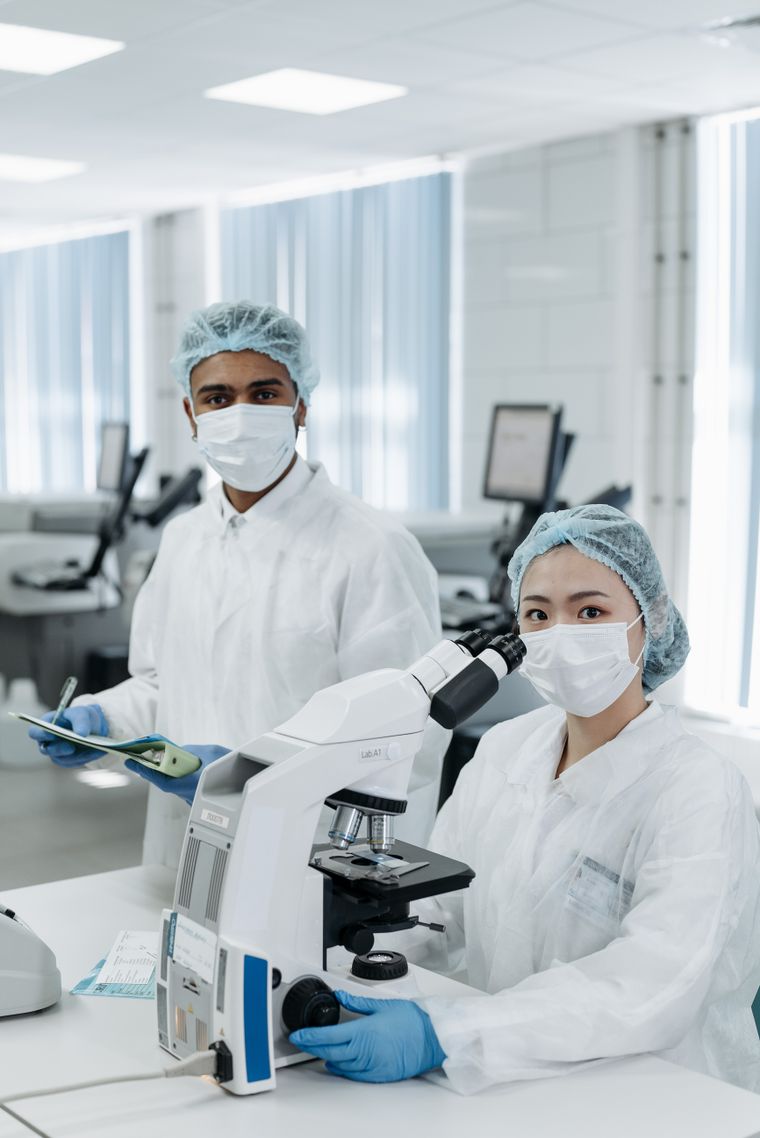 Equipo de investigadores revisando resultados en laboratorio