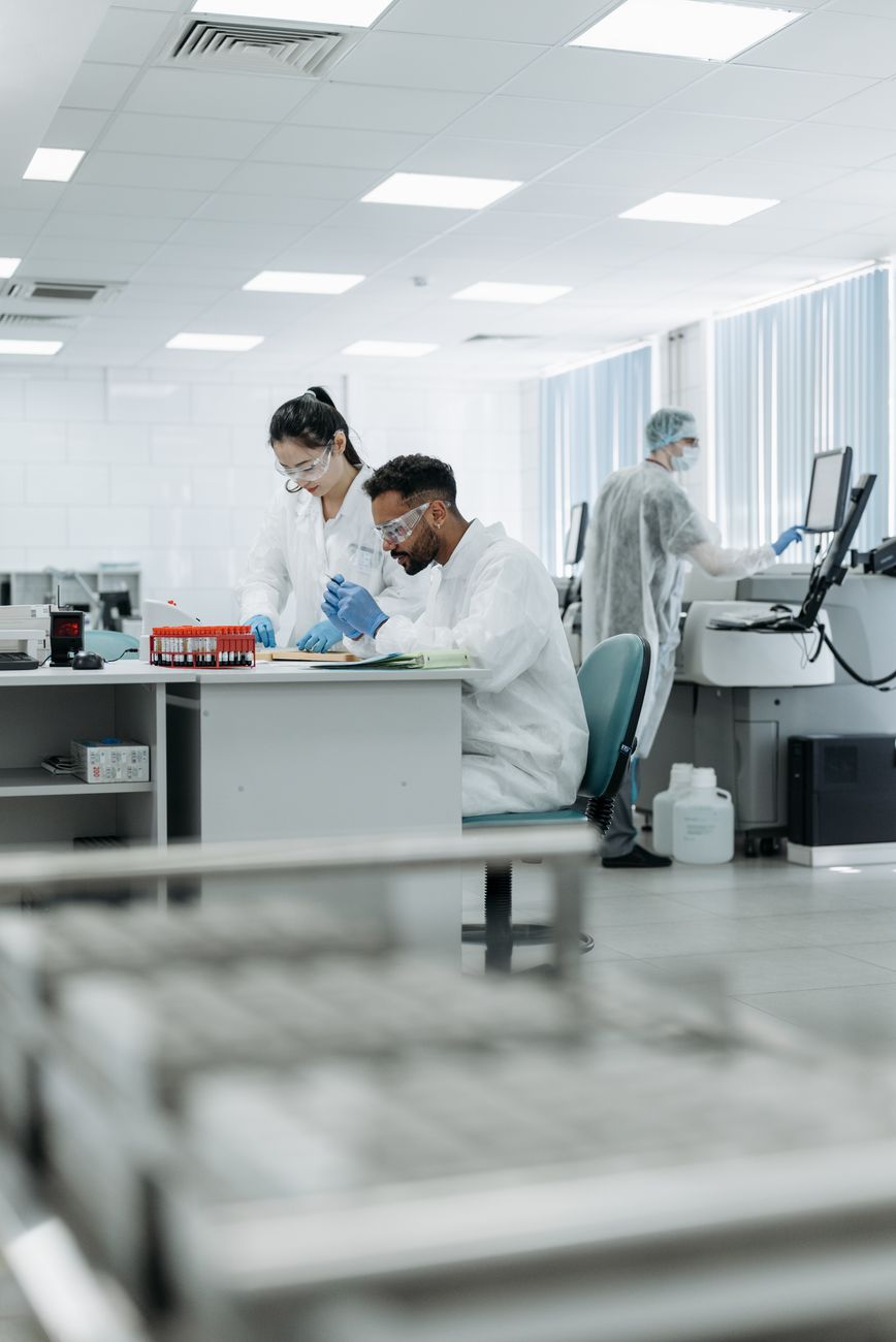 Professionisti sanitari impegnati in attività di ricerca in laboratorio