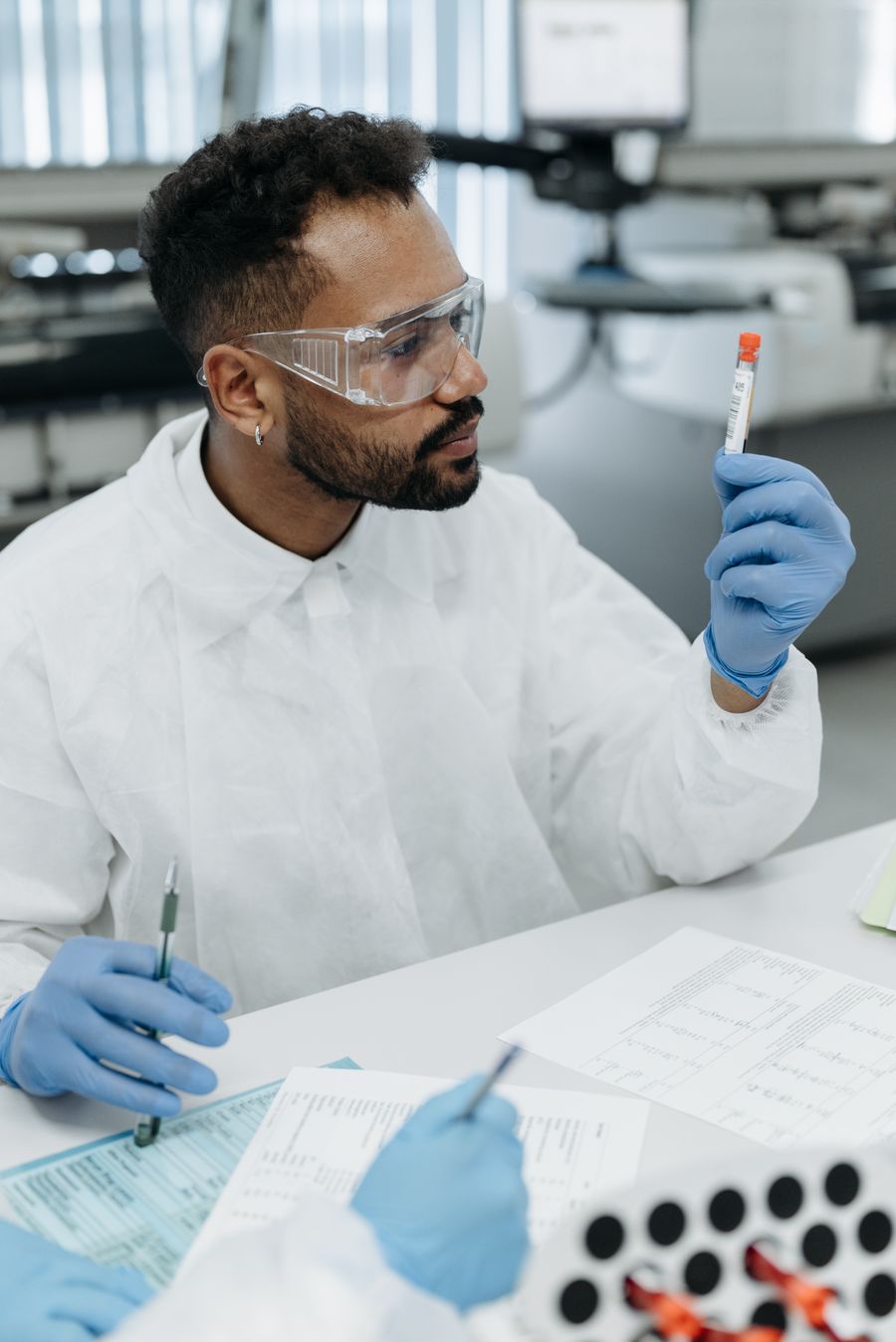 Bacterióloga revisando una muestra en el laboratorio clínico