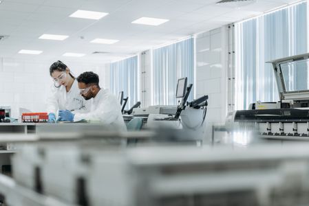 Financia tu formación científica como personal técnico de la UCA