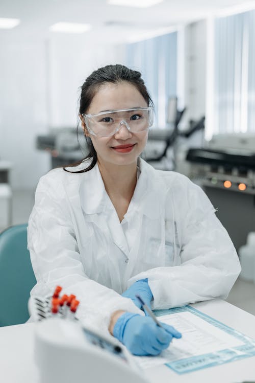 Foto d'estoc gratuïta de asiàtica, bata de laboratori, científic del laboratori