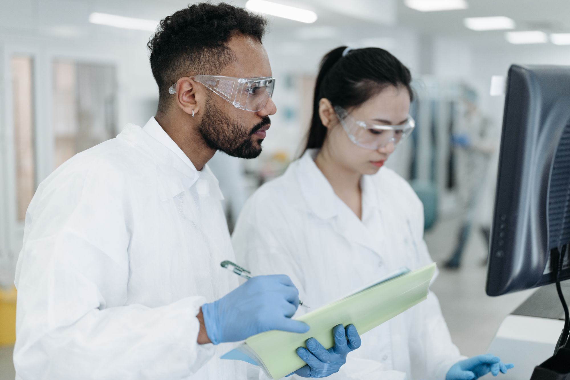 Equipo de investigadores trabajando frente a computadoras en un laboratorio