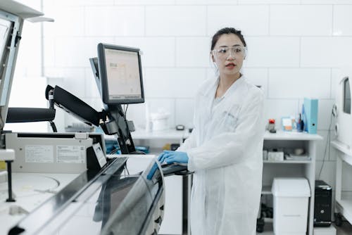 Free Female Medical Practitioner standing in front of a Monitor  Stock Photo