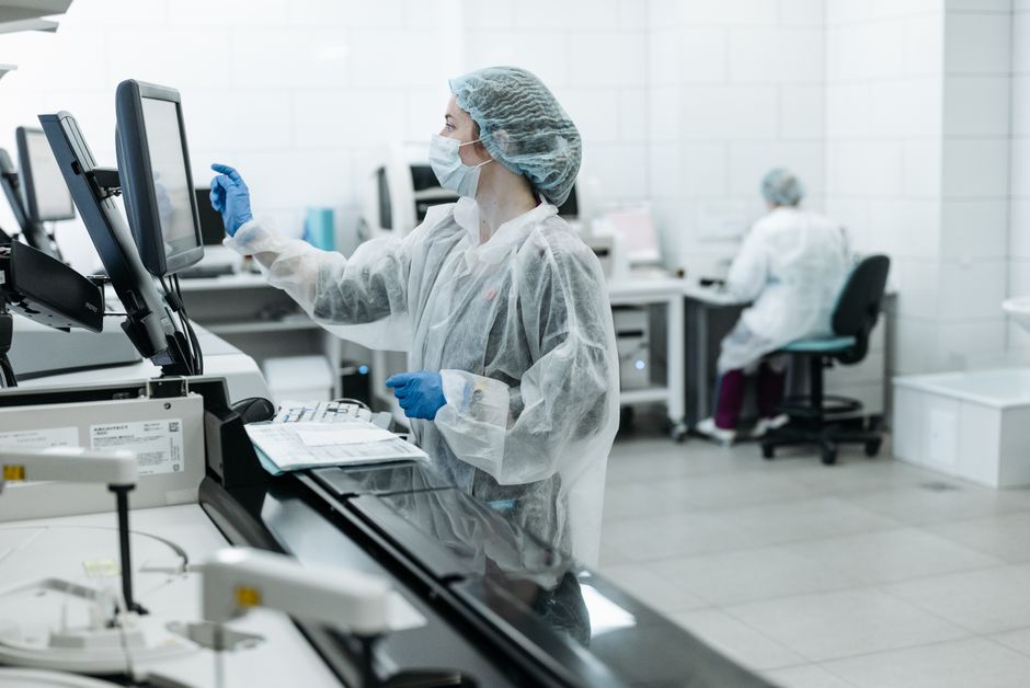 Una técnica de laboratorio que lleva EPI trabaja en el análisis en un laboratorio médico.
