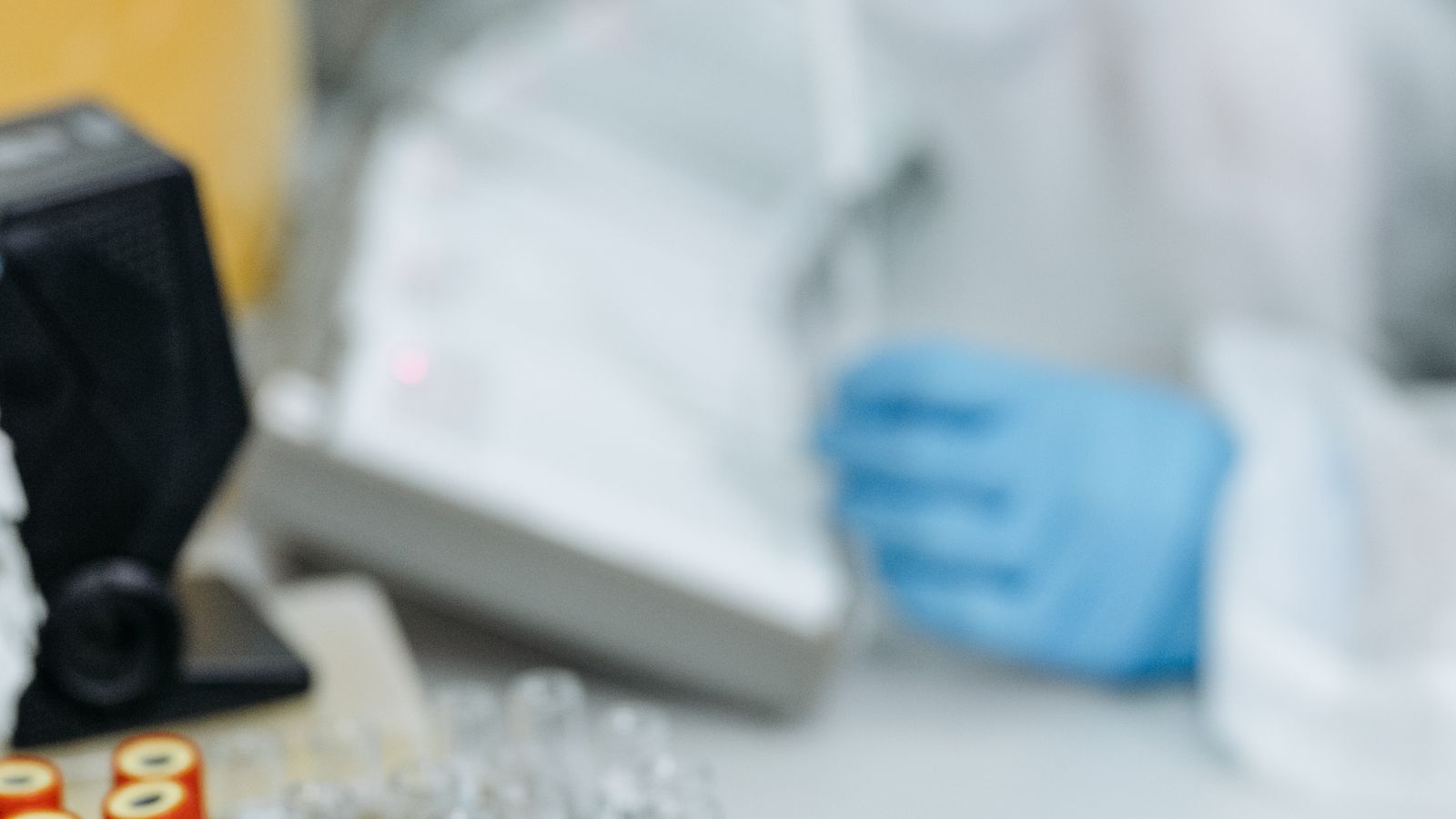Tubos de amostras num laboratório.
