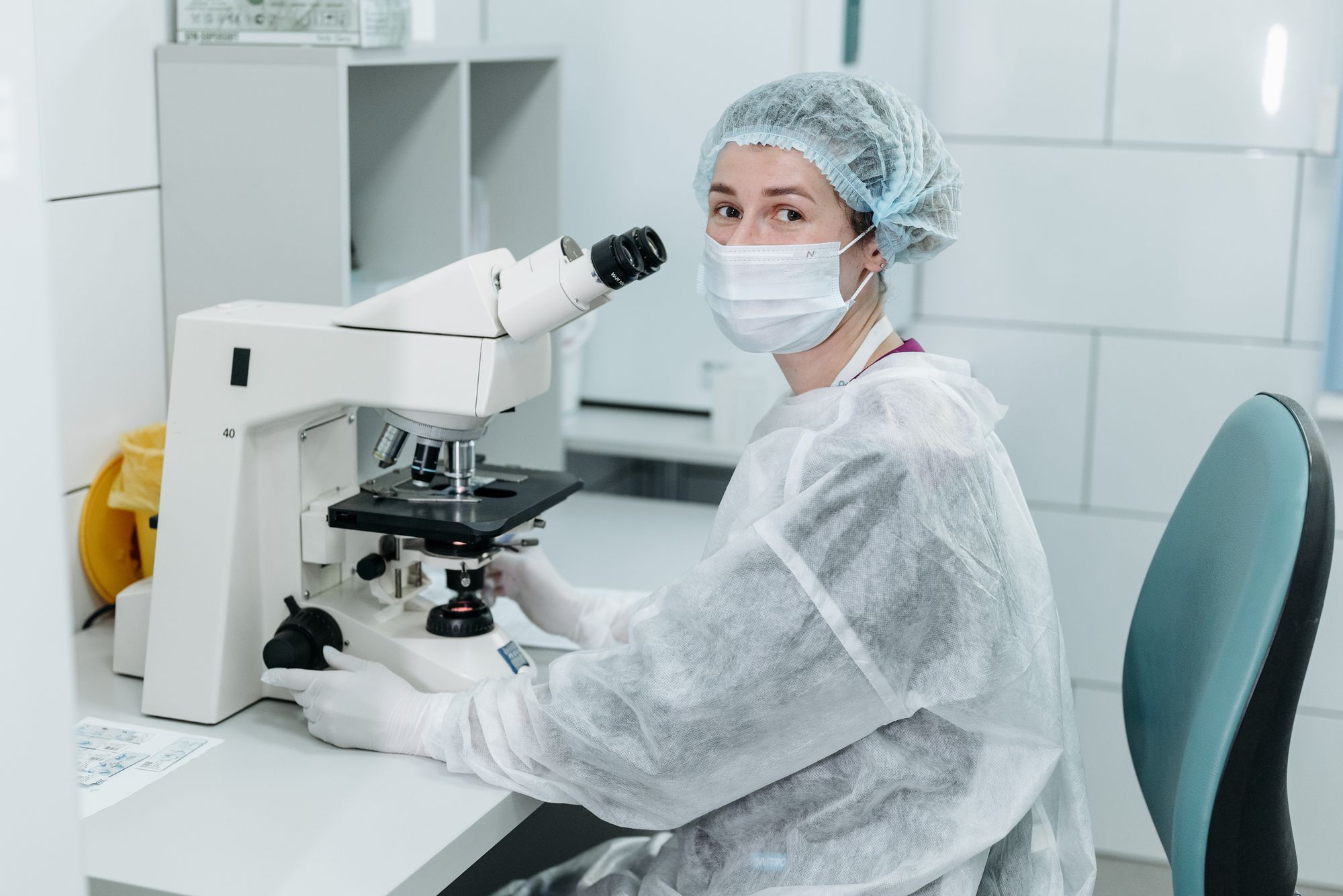 Investigador opera un microscopio electrónico de barrido en un laboratorio