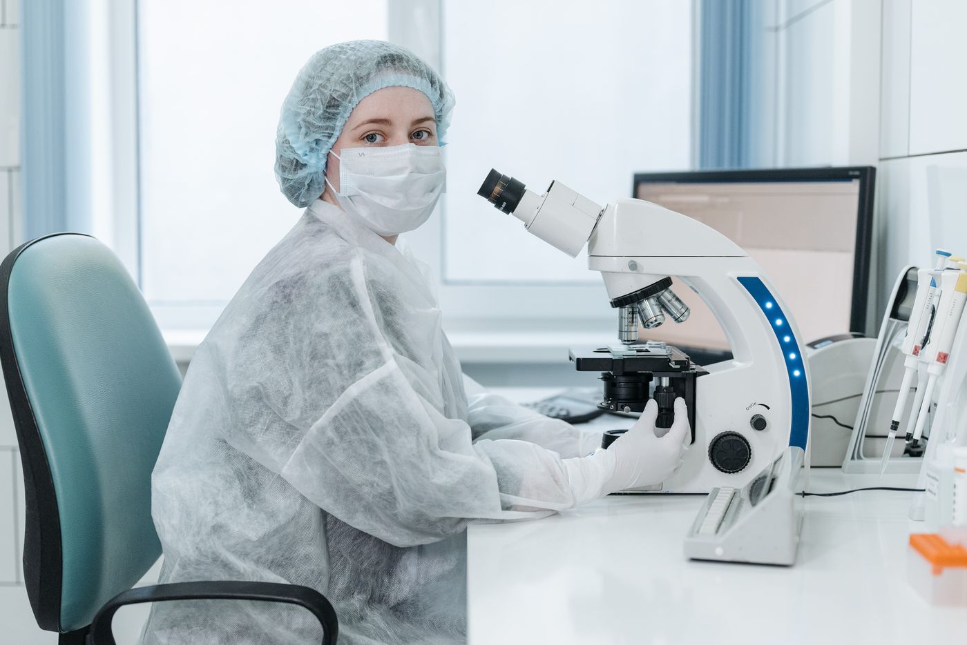 Tecnica di laboratorio al microscopio