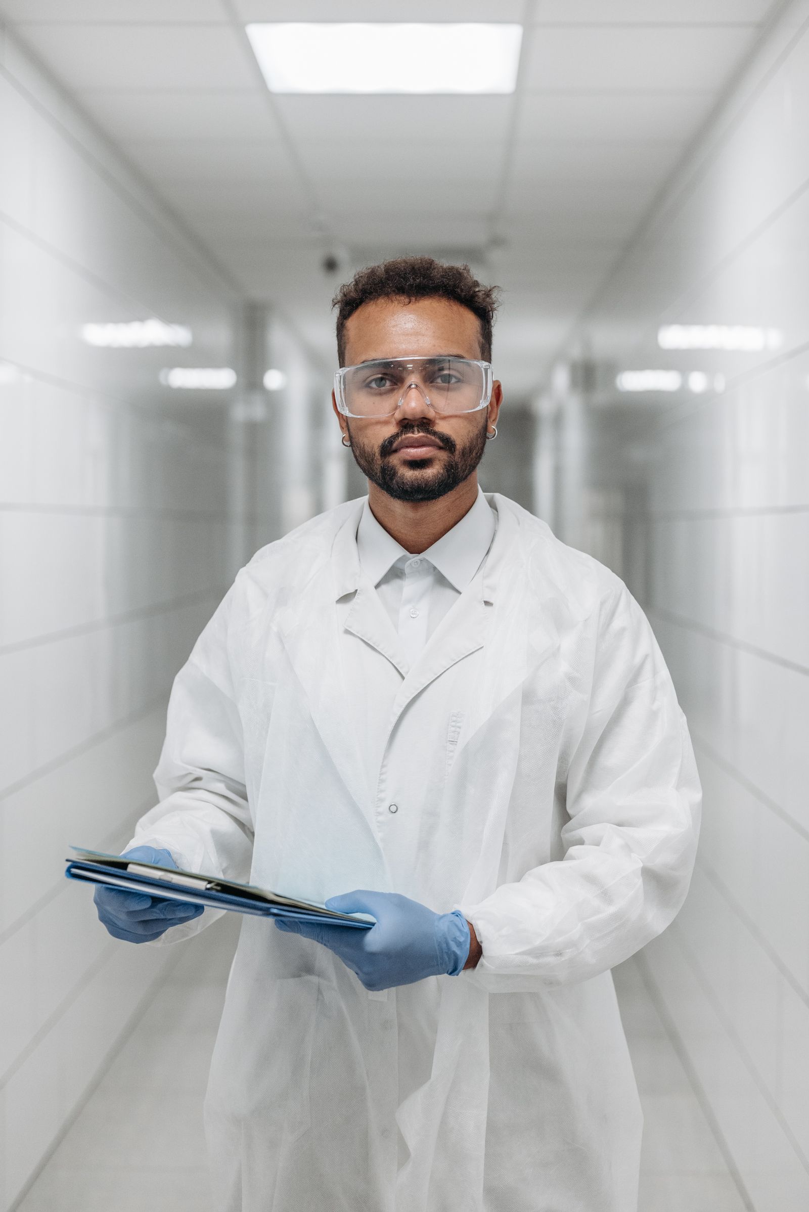 Specialista di laboratorio controlla la documentazione su una cartellina