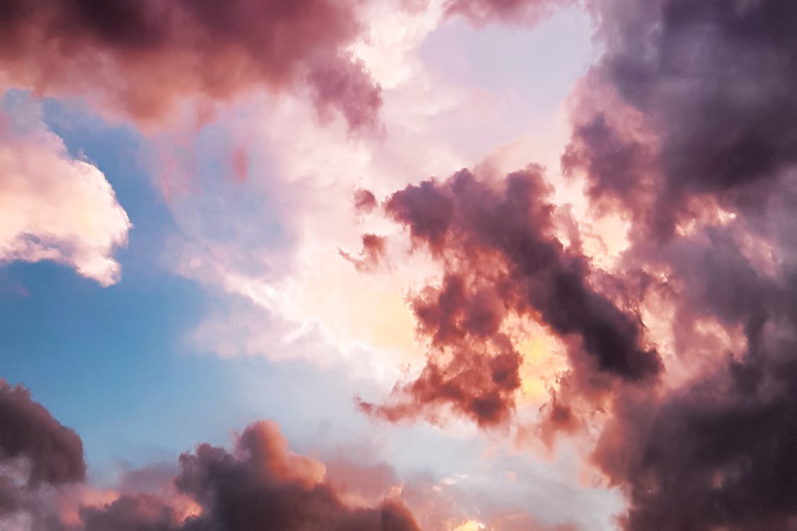 赤い雲と青い空のダウンアングル写真