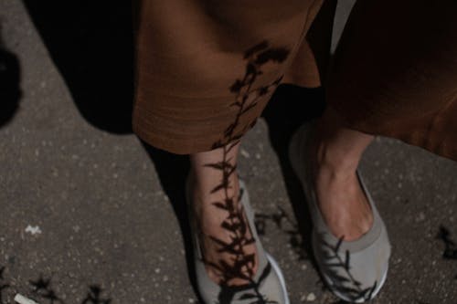 Gratis lagerfoto af brune bukser, fødder, fodtøj