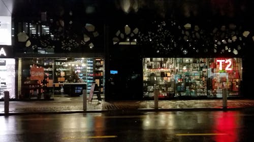 Kostenloses Stock Foto zu dunkel, gummistiefel, leere straße