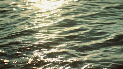 Free Captivating view of the sun reflecting off ocean waves, creating a shimmering effect. Stock Photo