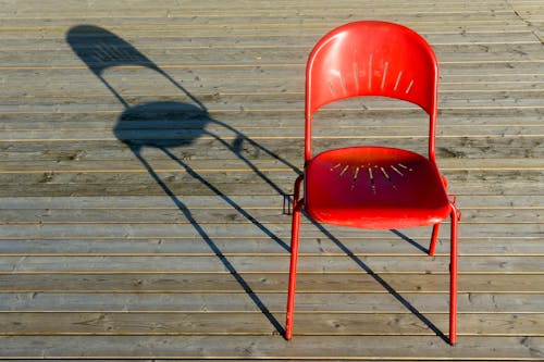Bezpłatne Darmowe zdjęcie z galerii z czerwone krzesło, czerwony, drewniana podłoga Zdjęcie z galerii