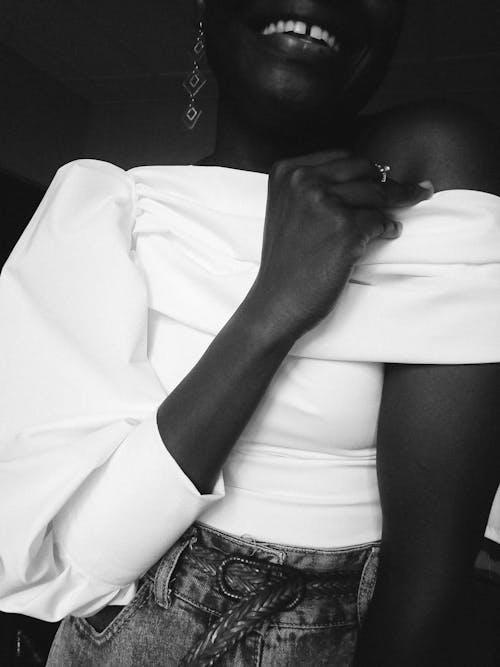 Gratis stockfoto met Afro-Amerikaans, blote schouder, detailopname