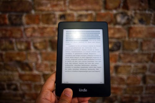 Gratis Orang Yang Memegang Amazon Kindle Ebook Foto Stok