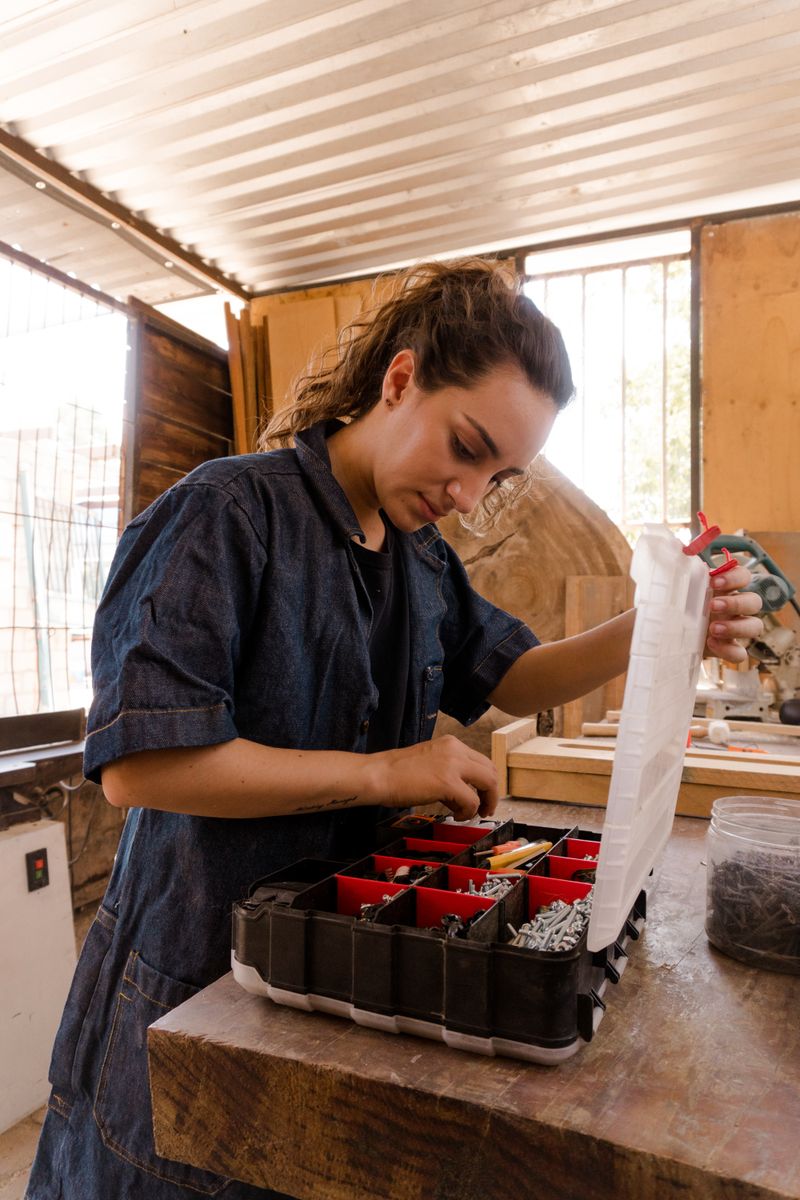 Sonia, cerrajera de Sereno, preparando la caja de herramientas en el banco del taller