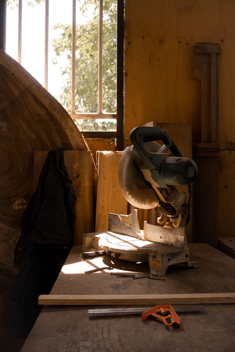 Wood Cutter With Circular Saw