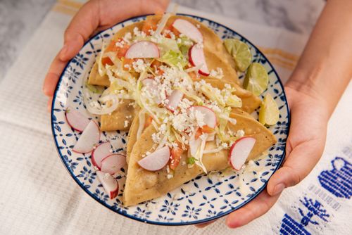 Free Close-up of delicious Mexican tacos with fresh garnishes, perfect for food lovers. Stock Photo