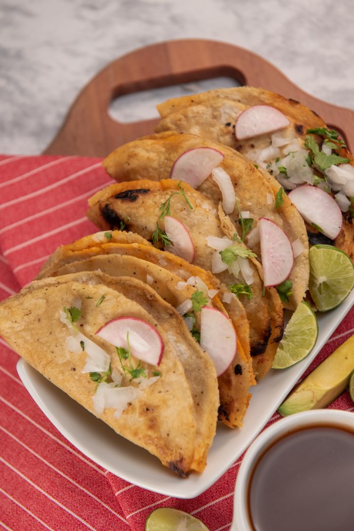 Tacos mexicanos con guarniciones