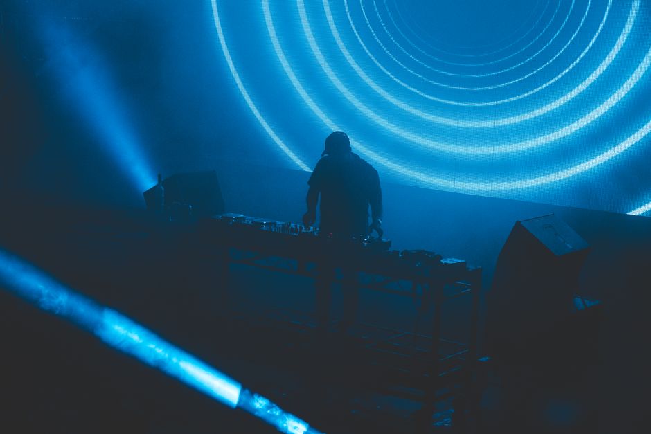 Rádio Online Synthwave ou Playlists Spotify: O Que Escolher para Explorar Novos Artistas?