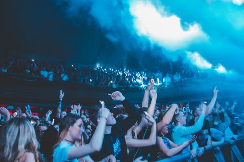 Free A vibrant crowd enjoying a live concert in a nightclub with dynamic lighting. Stock Photo