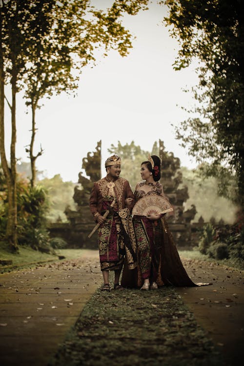 Hombre Y Mujer En Vestimentas Tradicionales Cerca De Angkor Wat