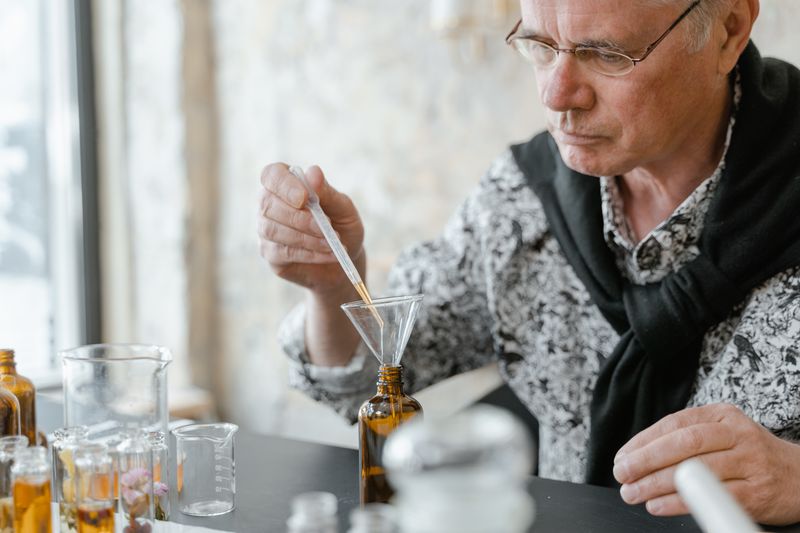 Fragrance decanting materials