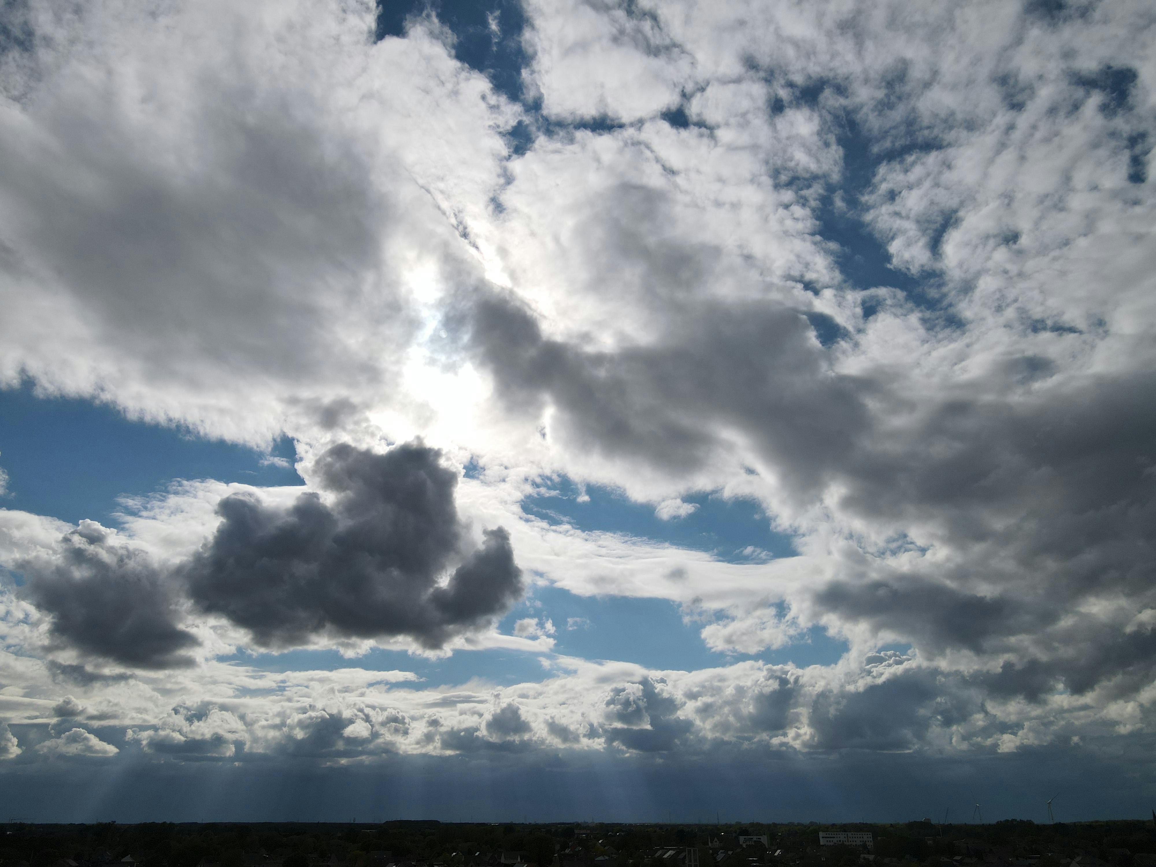 Panneau d'avertissement illustrant le danger de mélanger des médicaments et de l'alcool.